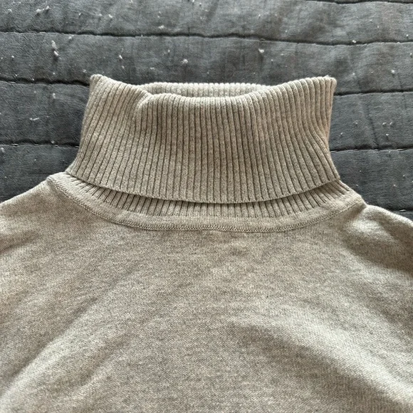 L.L. Bean Women's Light Gray Cotton/Cashmere Turtleneck Sweater - Picture 3 of 6